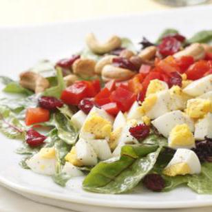 Salada de черемши com ovo e pepino