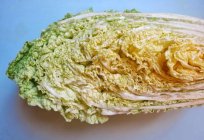 Salat aus dem Pekinger Kohl mit mais und anderen Zutaten: schnell, lecker, schön und einfach