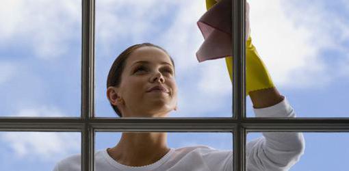 how to clean traces of adhesive on the plastic Windows