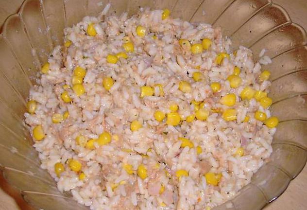 la ensalada con pescado консервой y arroz