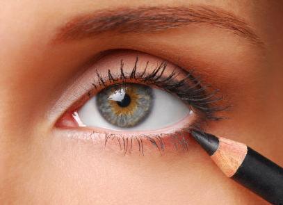 cómo pintar los ojos de negro lápiz