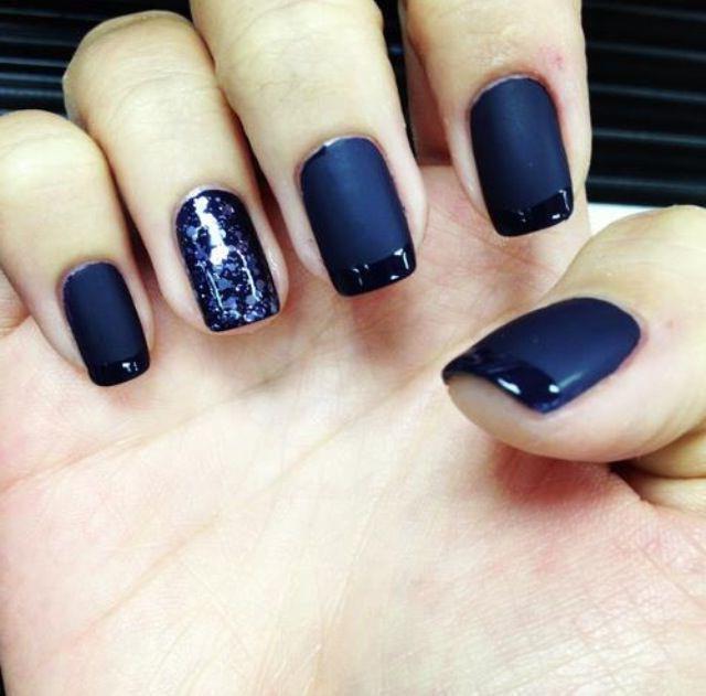 manicure w ciemno niebieskim kolorze