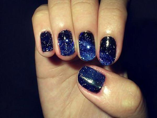 ciemny niebieski manicure