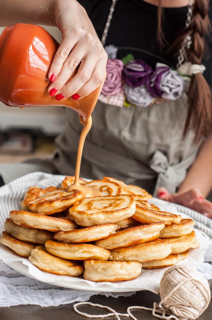 fluffy pancakes with caramel sauce