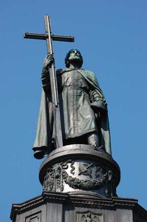 die Höhe des Denkmals für den Großfürsten Wladimir in Kiew