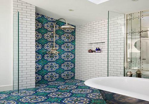 que se puede decorar la pared del cuarto de baño además de los azulejos