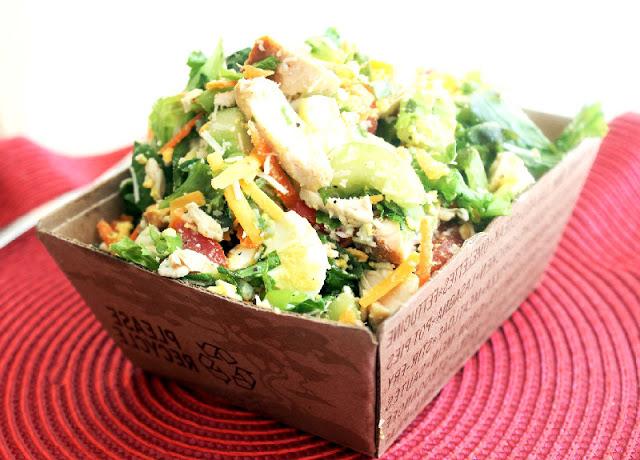 leckere Salat mit geräucherter Brust