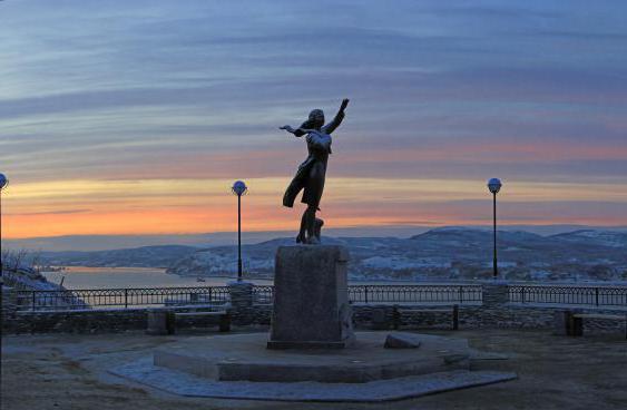 monument waiting in Murmansk