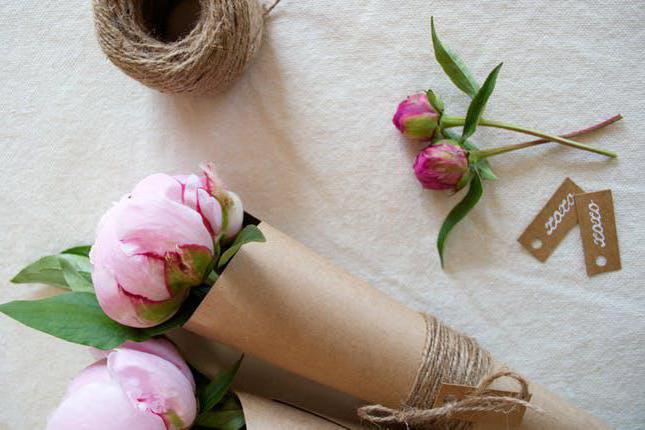 how to pack the flowers in Kraft paper