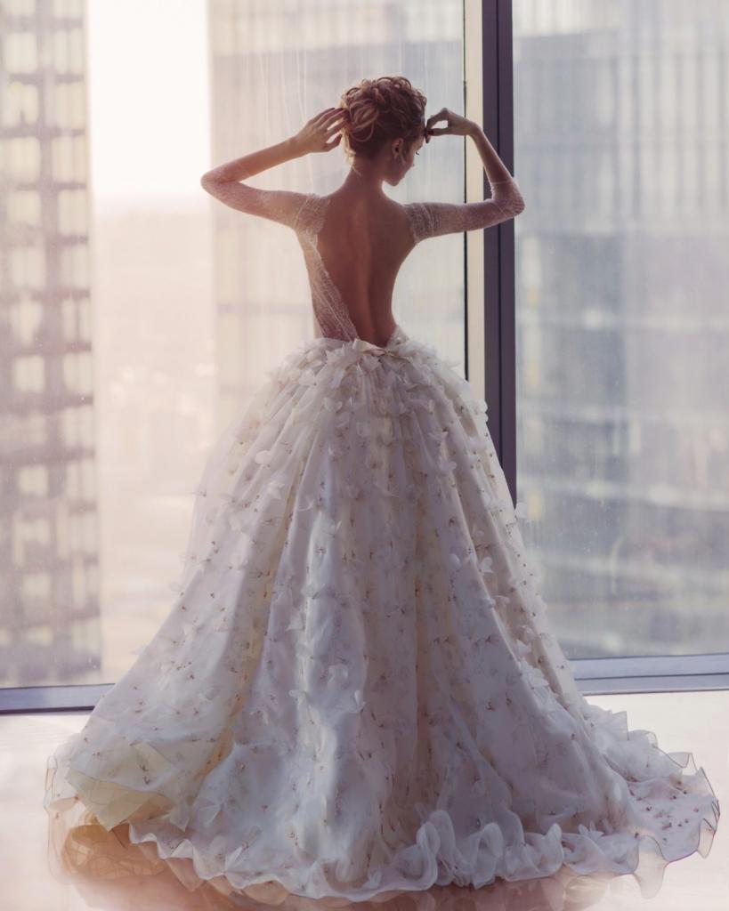 Exuberantes vestidos de noiva com as costas abertas