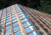A instalação do revestimento do telhado sobre as vigas. A instalação de grades sob o tapume. A instalação de grades sob металлочерепицу