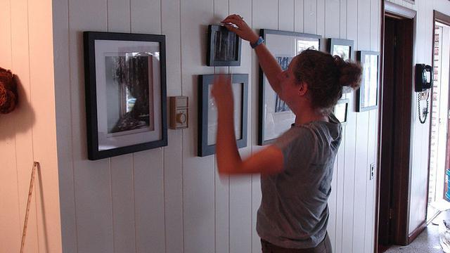 how to hang a picture without nails and not drilling the wall