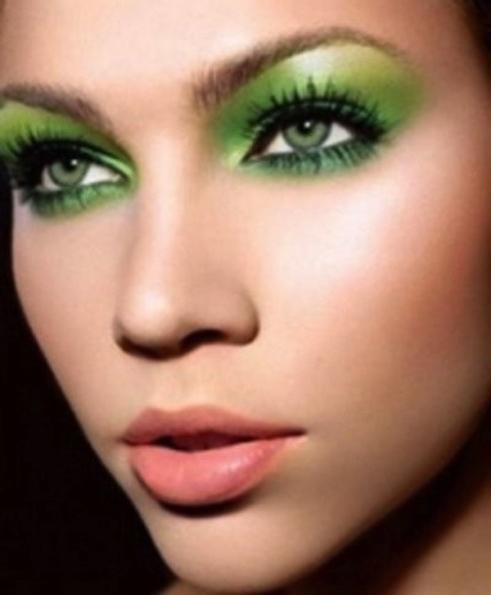 Holiday makeup for green eyes