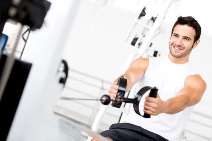 complejo de ejercicios para hombres en el gimnasio