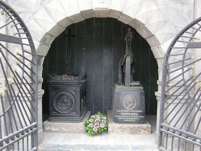 قبر Griboyedov في تبليسي الصورة