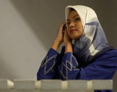 How to tie a Muslim headscarf
