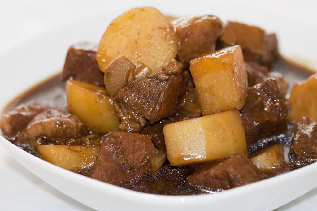 wie zu Kochen Rindfleisch mit Kartoffeln im Ofen