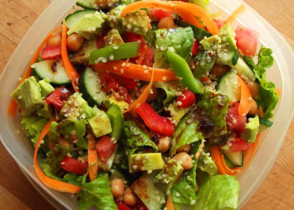 які популярні овочі додають в салат