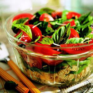 salata, fesleğen ve domates tarifi