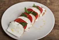 Salata domates ve fesleğen ile: en iyi yemek tarifleri