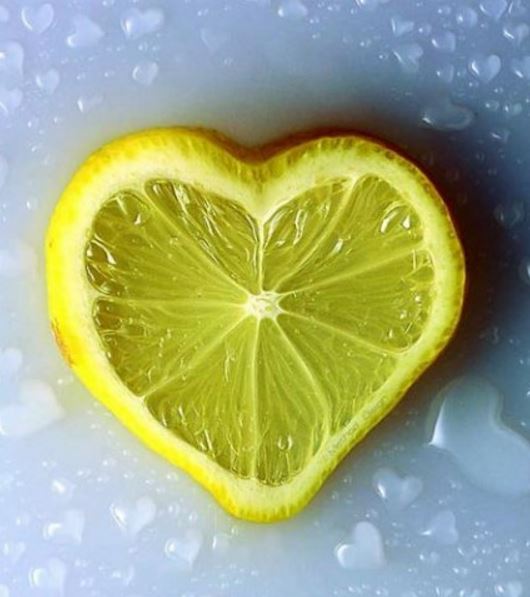 una rodaja de limón en forma de corazón