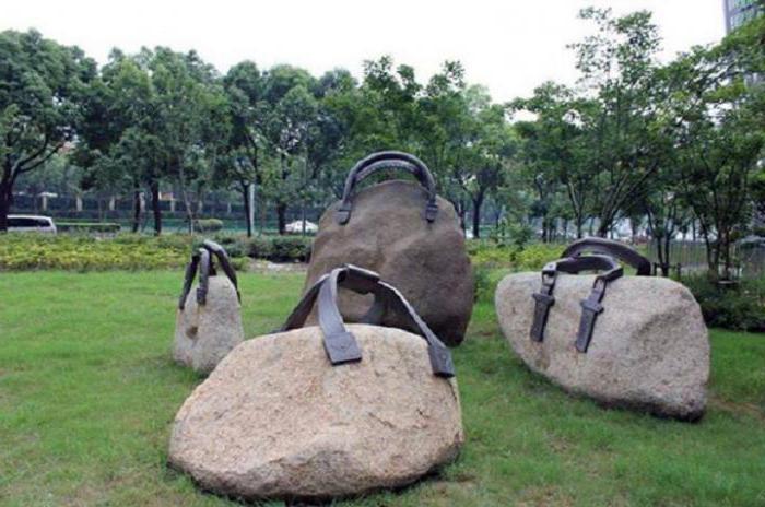where the monument of a women's handbag
