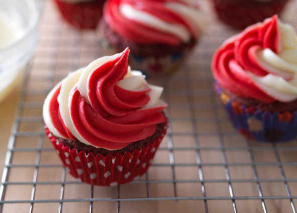 Red Velvet Cupcakes mit einer Creme aus Frischkäse