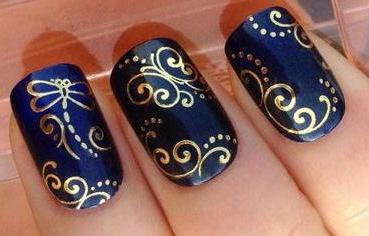 manicure in blue tones