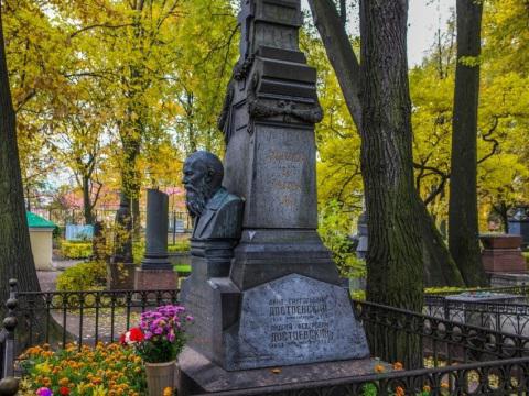 "Литераторскиеponte" Волковского cemitério, quem está enterrado