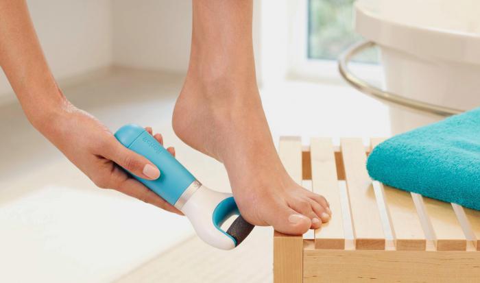 Machine for cleaning the heels of the feet