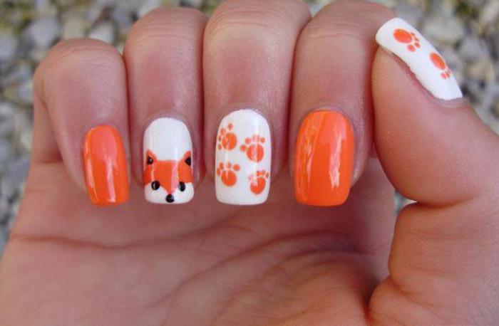 manicure with a pattern of foxes