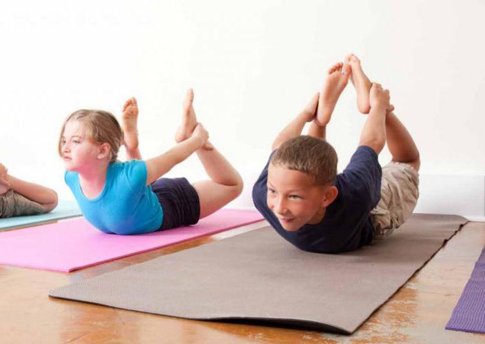 um conjunto de exercícios para a postura correta para as crianças