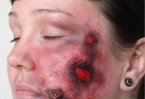 Zombie-make-up zu Hause: Ideen und Empfehlungen für die Einzelschritt-Ausführung