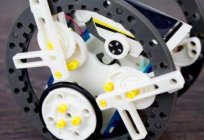 El robot de diseño en la batería solar. Los clientes