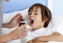 O que fazer se a criança tosse durante a noite, e de dia não