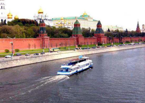die Ausflugsschiffe in Moskau