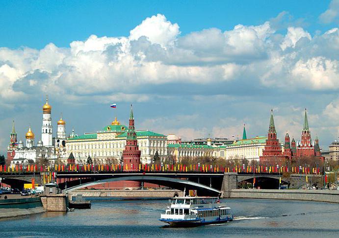 busboote auf der Moskau-Fluss