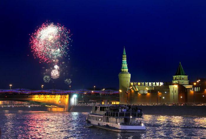 المشي على نهر موسكو على متن قارب في نهر