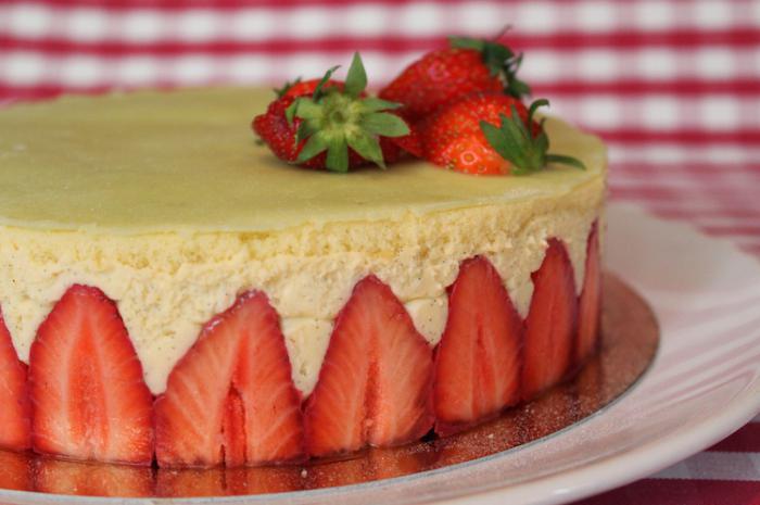 Strawberry cake with pistachio cream, frezie
