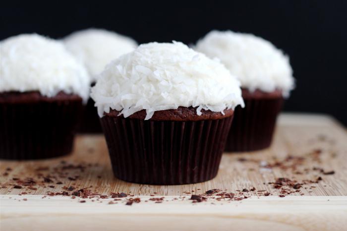 cupcakes with chocolate filling