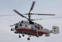 Rescate de un helicóptero del ministerio de emergencias de rusia. El bombero y sanitario de los helicópteros del ministerio de emergencias