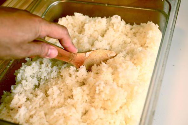 pişirmek için pirinç, suşi, evde tarifi