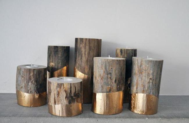 Castiçais de madeira com as mãos foto