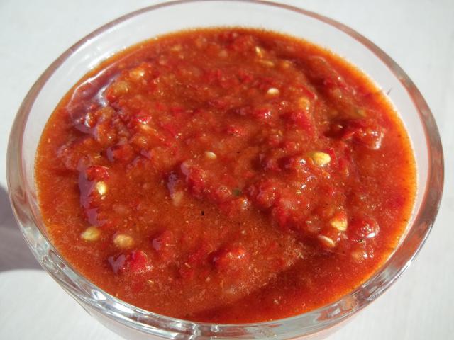 how to cook sauce of tomato, horseradish and garlic