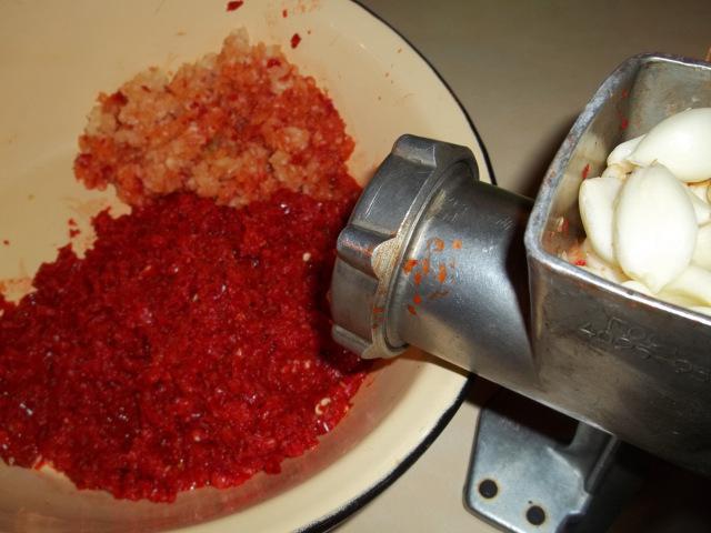 una receta de cocina sencilla аджики de tomate, el ajo y el rábano