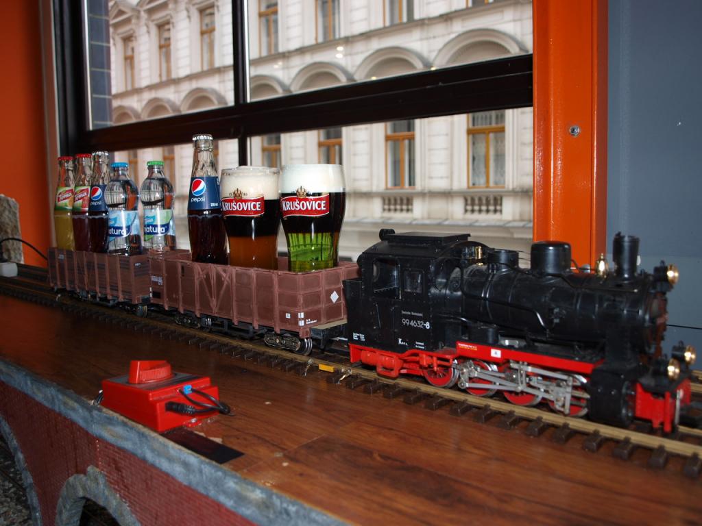 Restaurant in Prag, wo das Bier bringt die kleine Lokomotive