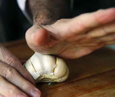 how to easily peel garlic