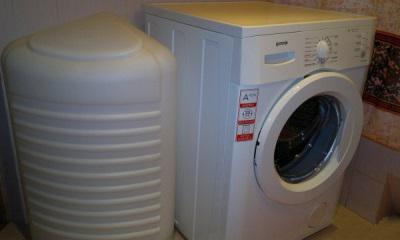 la lavadora gorenje con un tanque para el agua