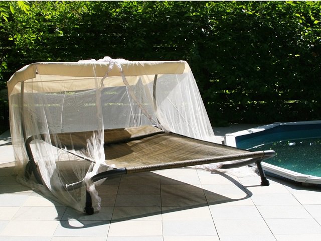Awning on the sun lounger