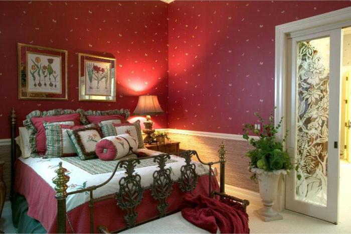 red Wallpaper in the interior